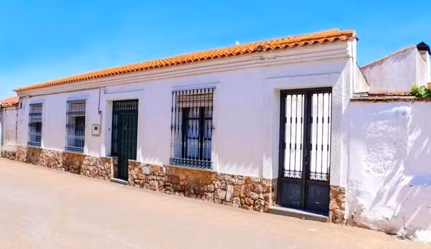 3-Bedroom House with Terrace, Castilblanco