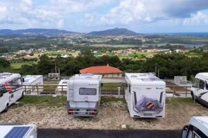 A Frouxeira Camper Park Área de autocaravanas