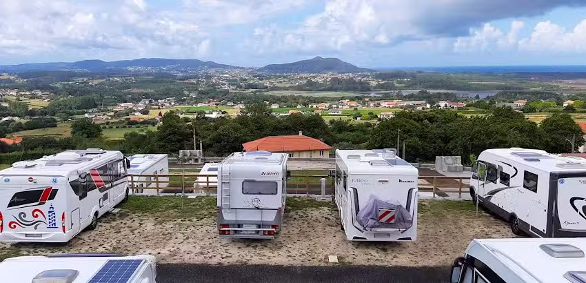 A Frouxeira Camper Park Área de autocaravanas