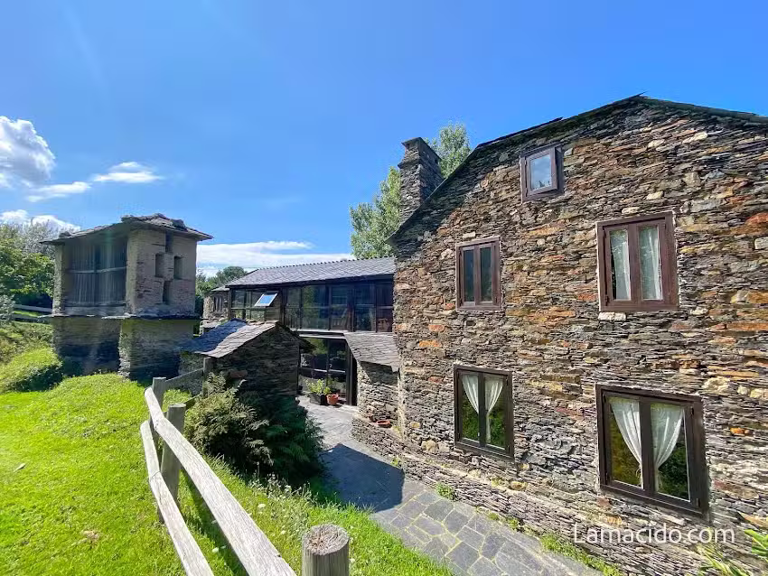 Aldea Lamacido. Casa de Turismo Rural con granja en Galicia.