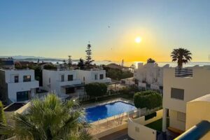 Apartamento en Marina Beach con vistas al mar y piscina