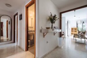 Apartamento Turístico Mairena. 2 habitaciones, 2 baños, piscina y garaje. No alquilamos por meses. Sólo por Booking y Airbnb.