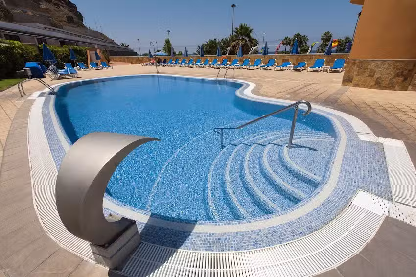 Apartamentos Amadores Beach