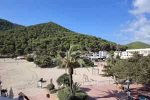 Apartamentos Cala Llonga