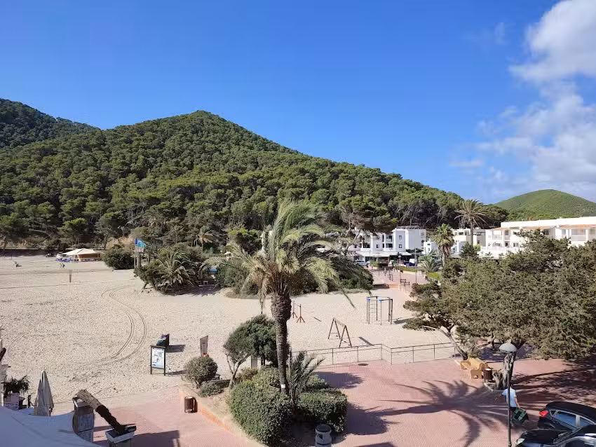 Apartamentos Cala Llonga