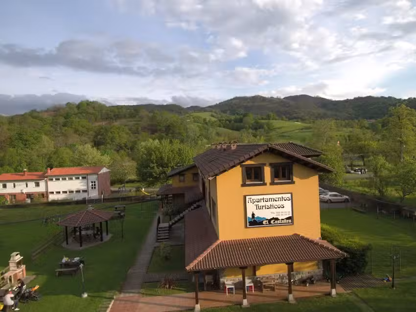 Apartamentos Turísticos EL CASTAÑÉU