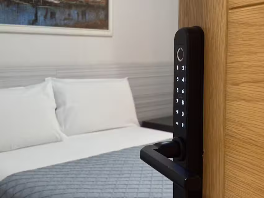 Berceo Rooms – Pensión Moderna con Autocheckin en Logroño