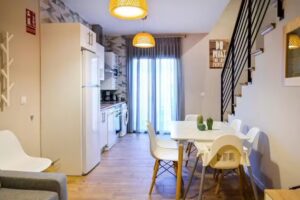 C – Apartamento moderno con piscina compartida