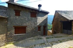 CAL DOMÈNEC – Apartamento dúplex con encanto en los Pirineos – Rialp (Pallars Sobirà).