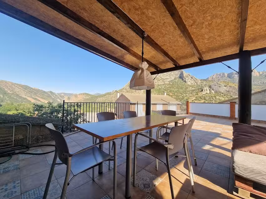 Cal Perico Apartaments / AUCCA Climbing