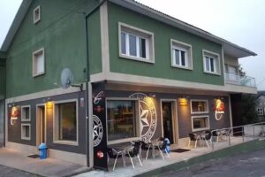 Casa Chelo (aloxamentos & cervecería)