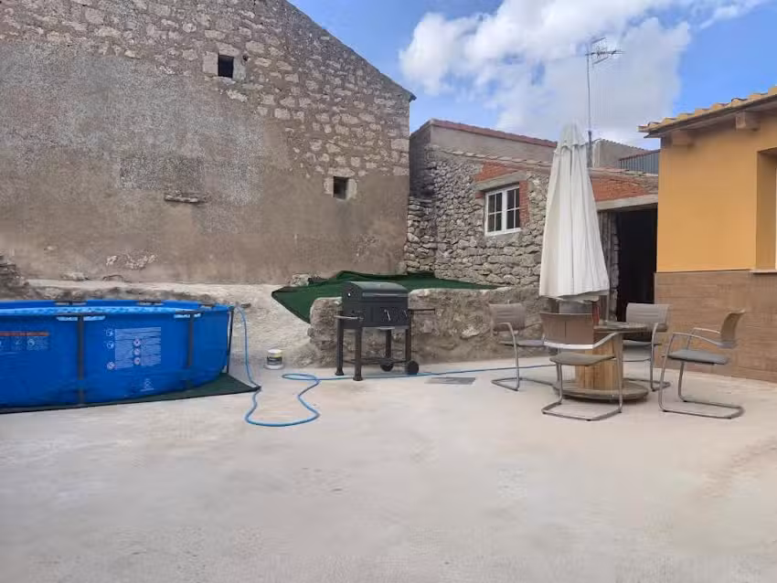 casa con chimenea y patio privado