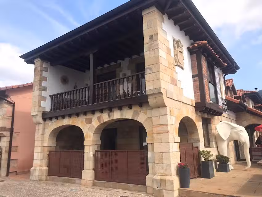 Casa Elefantes Blanco Cabárceno