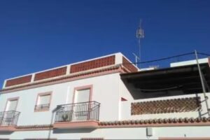 Casa iluminada en pueblo tranquilo