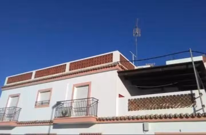 Casa iluminada en pueblo tranquilo