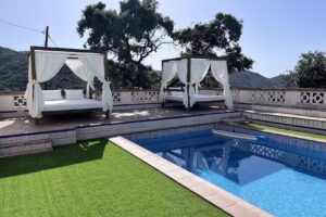 Casa La Loma Almuñécar, casa de madera con vistas al mar y montaña.