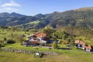 Casa Rural Apartamentos URAIN Suite at Flysch Coast