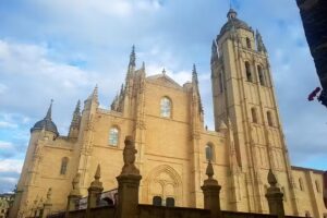 Casa Rural La Fuente. Casa rural en Segovia, para 10 personas. Con chimenea, jardín, barbacoa, billar, futbolín y wifi.