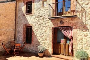 Casa rural La Fuente de Pavía en la provincia de Segovia, para 6 personas. Con chimenea, wifi, barbacoa y patio.