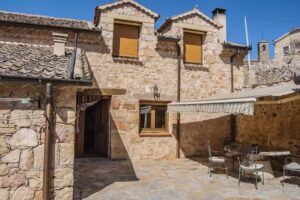 Casa Rural La Fuente del Poval en la provincia de Segovia, para 8 personas. Con billar, futbolín, WIFI, barbacoa y chimenea.