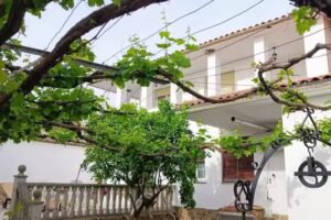 Casa Rural Las Parras 48 es un alojamiento moderno y familiar en Malpartida de Cáceres.