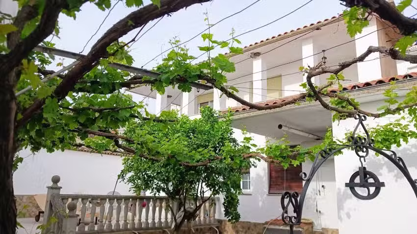 Casa Rural Las Parras 48 es un alojamiento moderno y familiar en Malpartida de Cáceres.