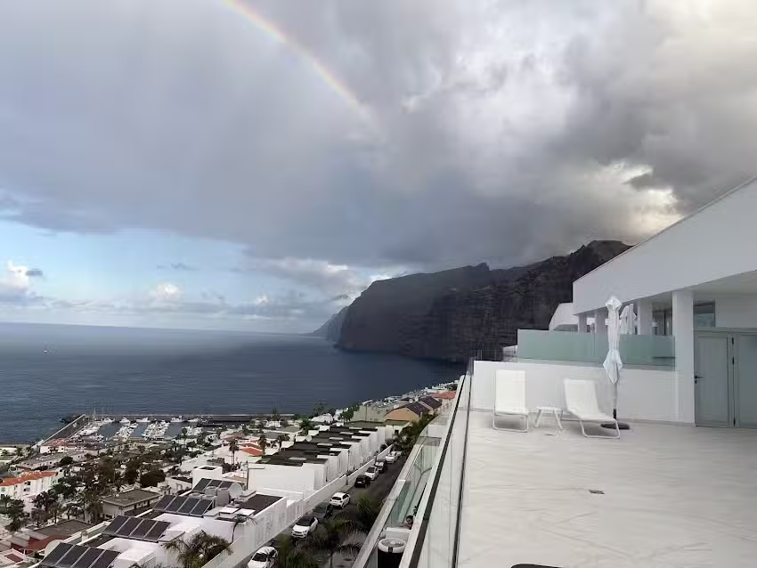 Crystal I Luxury Apartments by EnjoyaHome