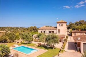 Elegante casa de vacaciones con piscina privada- Belvilla by Oyo