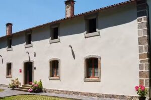 Escola de Bieite. Apartamentos rurales.