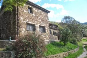 Escola de Natura La Traüna. Casa de colònies.