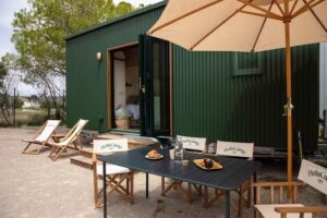 HolaCamp Sitges Garrofer – Parcelas para Autocaravanas y Tiendas