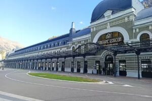 La familia, Canfranc-Estación