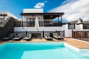 Large Holiday Rental Villa – Villa Vista Reina – Playa Blanca Lanzarote – 6 Bedroom 5 Bathroom Villa to Rent