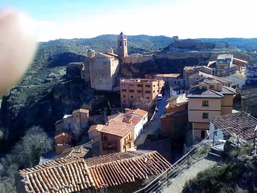 Los Centenares – Restaurante, Hotel Rural y Albergue (978 783 504)