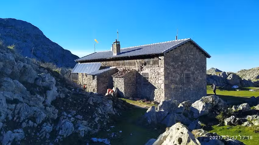 Refugio Vegarredonda (1.460 m.)