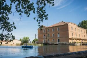 Restaurante «Entre Máquinas» by La Fábrica del Canal