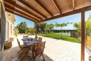 Villa de estilo rústico cerca de la playa de los Pirineos- Belvilla by Oyo