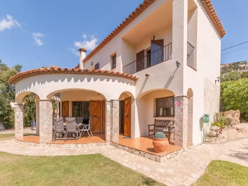 Villa en Calonge con piscina y vistas a la montaña- Belvilla by Oyo