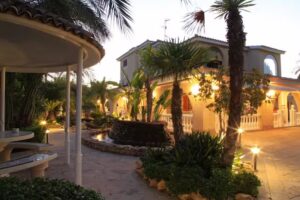 Villa Iluminada con piscina y barbacoa – Holiday villa Elche | Villa Holidays Elche