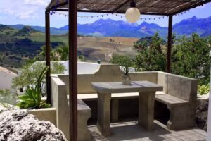 Villa la Roca – A fusion of modern and typical Andalucian architecture