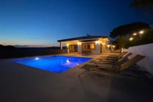 Villa Pirineus a beautiful villa with pool