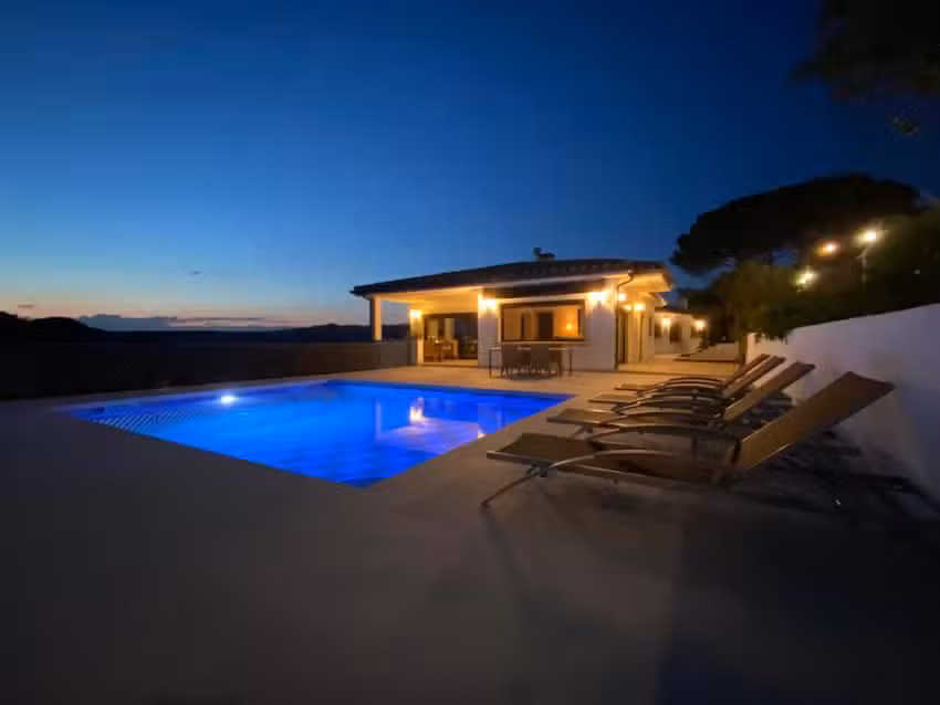 Villa Pirineus a beautiful villa with pool