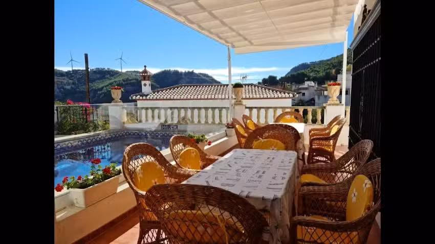 Villa with pool, air conditioning and Wi-Fi