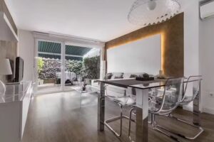 Vivienda de uso turístico. Casa adosada de diseño con patio privado